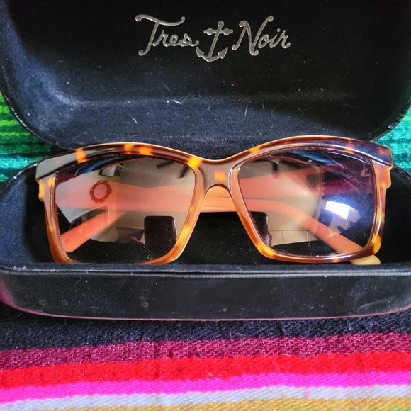 Tres Noir Tortoise Sophia Sunglasses - Picture 2 of 6